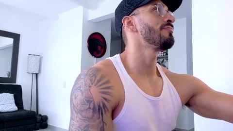 Snapshot of tony_muscle1 chatting on October 26, 4:46 pm tony muscle1 online show from October 26, 4:46 pm