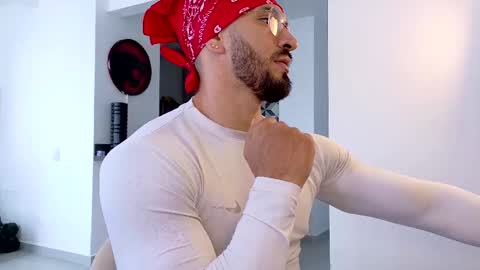 Snapshot of tony_muscle1 chatting on November 1, 9:39 pm tony muscle1 online show from November 1, 9:39 pm