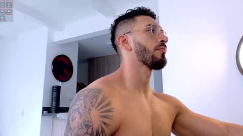 Snapshot of tony_muscle1 chatting on November 2, 6:43 pm tony muscle1 online show from November 2, 6:43 pm