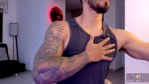 Snapshot of tony_muscle1 chatting on November 4, 10:31 pm tony muscle1 online show from November 4, 10:31 pm