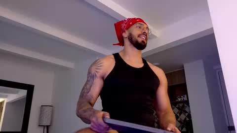 Snapshot of tony_muscle1 chatting on November 18, 9:19 pm tony muscle1 online show from November 18, 9:19 pm