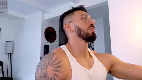 Snapshot of tony_muscle1 chatting on November 22, 8:52 pm tony muscle1 online show from November 22, 8:52 pm