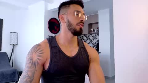 Snapshot of tony_muscle1 chatting on November 25, 8:31 pm tony muscle1 online show from November 25, 8:31 pm