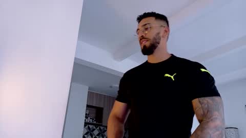 Snapshot of tony_muscle1 chatting on January 11, 9:09 pm tony muscle1 online show from January 11, 9:09 pm