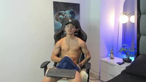 tony_petrov online show from October 1, 11:38 am
