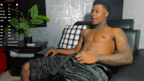 Snapshot of toower_ chatting on June 24, 9:47 pm T O W E R online show from June 24, 9:47 pm