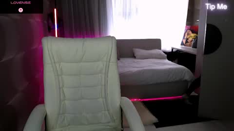 Snapshot of tori_blond chatting on June 3, 5:32 am tori_blond online show from June 3, 5:32 am