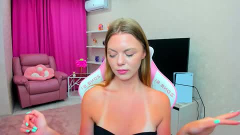 Snapshot of touch_the_heart chatting on February 3, 3:26 am Touch The Heart online show from February 3, 3:26 am