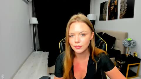 Snapshot of touch_the_heart chatting on February 8, 3:21 am Touch The Heart online show from February 8, 3:21 am