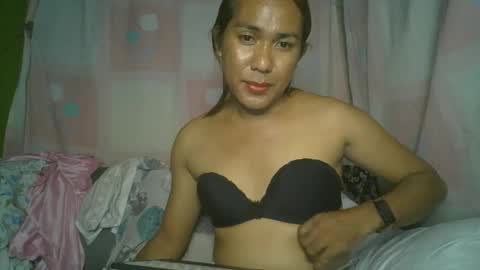 Snapshot of transhottie28 chatting on February 12, 1:27 pm transhottie28 online show from February 12, 1:27 pm