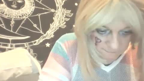 Snapshot of traphouseslutbunny4fun chatting on December 15, 4:04 pm traphouseslutbunny4fun online show from December 15, 4:04 pm