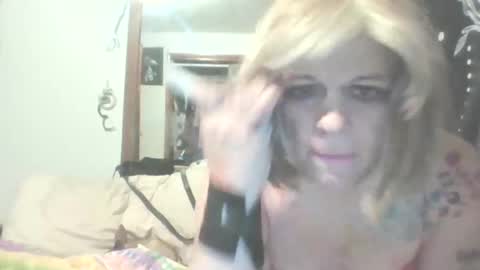 Snapshot of traphouseslutbunny4fun chatting on January 7, 4:39 am traphouseslutbunny4fun online show from January 7, 4:39 am