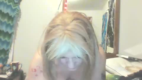 Snapshot of traphouseslutbunny4fun chatting on January 10, 9:44 am traphouseslutbunny4fun online show from January 10, 9:44 am