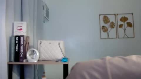 travelergirl online show from February 22, 3:10 pm