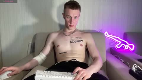 Snapshot of travis_gracile chatting on June 15, 9:11 am Travis online show from June 15, 9:11 am