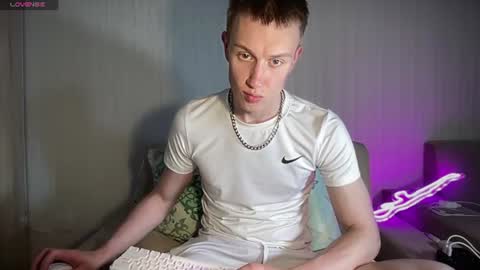 Snapshot of travis_gracile chatting on June 22, 9:06 am Travis online show from June 22, 9:06 am