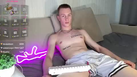Snapshot of travis_gracile chatting on July 14, 10:21 am Travis online show from July 14, 10:21 am