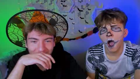 Snapshot of travis_wolf_ chatting on October 23, 6:39 pm Travis online show from October 23, 6:39 pm