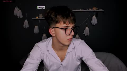 Snapshot of travis_wolf_ chatting on October 29, 8:32 pm Travis online show from October 29, 8:32 pm