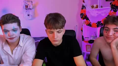 Snapshot of travis_wolf_ chatting on October 31, 9:27 pm Travis online show from October 31, 9:27 pm