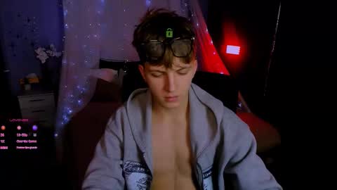 Snapshot of travis_wolf_ chatting on November 5, 8:09 pm Travis online show from November 5, 8:09 pm