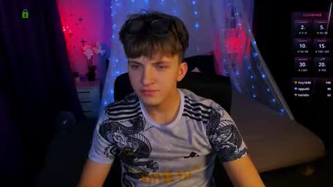 Snapshot of travis_wolf_ chatting on November 6, 8:10 pm Travis online show from November 6, 8:10 pm