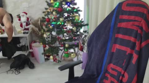 TRAVISS HOLDEN online show from December 21, 8:28 am