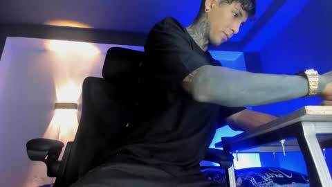 TRAV - INDEPENDENT MODEL online show from November 19, 9:59 pm