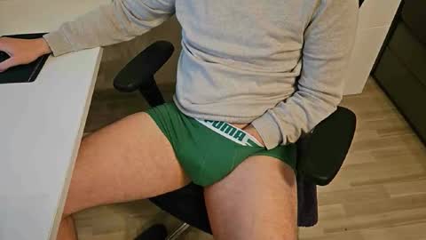 Snapshot of tree1989 chatting on December 6, 9:46 pm tree1989 online show from December 6, 9:46 pm