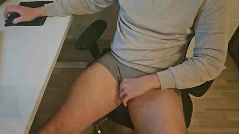 Snapshot of tree1989 chatting on December 12, 7:59 pm tree1989 online show from December 12, 7:59 pm