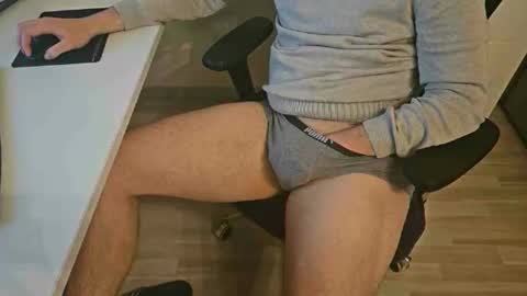 Snapshot of tree1989 chatting on December 12, 11:03 pm tree1989 online show from December 12, 11:03 pm