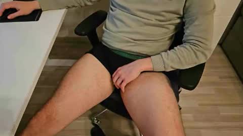 Snapshot of tree1989 chatting on December 14, 7:03 pm tree1989 online show from December 14, 7:03 pm