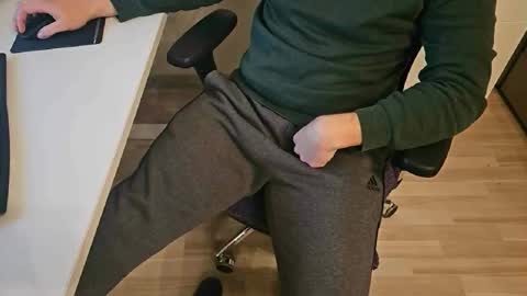 Snapshot of tree1989 chatting on December 19, 8:13 pm tree1989 online show from December 19, 8:13 pm