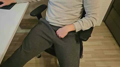 Snapshot of tree1989 chatting on December 28, 7:54 pm tree1989 online show from December 28, 7:54 pm