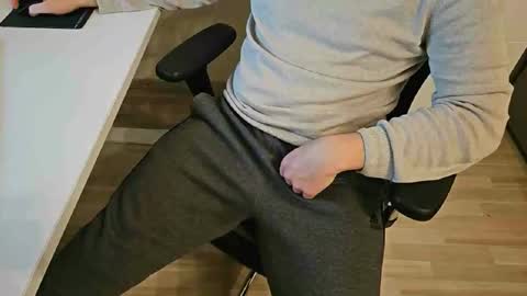 Snapshot of tree1989 chatting on December 29, 6:38 pm tree1989 online show from December 29, 6:38 pm