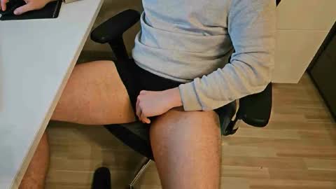 Snapshot of tree1989 chatting on December 29, 9:41 pm tree1989 online show from December 29, 9:41 pm