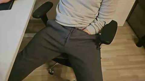 Snapshot of tree1989 chatting on December 31, 11:28 pm tree1989 online show from December 31, 11:28 pm