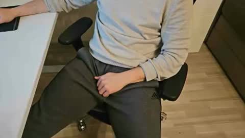 Snapshot of tree1989 chatting on January 1, 10:32 am tree1989 online show from January 1, 10:32 am