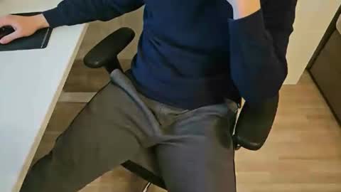 Snapshot of tree1989 chatting on January 2, 7:51 pm tree1989 online show from January 2, 7:51 pm