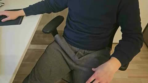 Snapshot of tree1989 chatting on January 3, 8:11 pm tree1989 online show from January 3, 8:11 pm