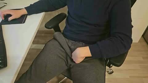 Snapshot of tree1989 chatting on January 3, 11:12 pm tree1989 online show from January 3, 11:12 pm