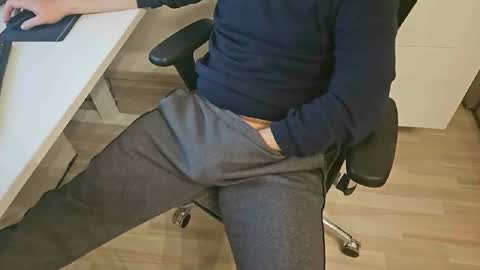 Snapshot of tree1989 chatting on January 4, 10:13 pm tree1989 online show from January 4, 10:13 pm