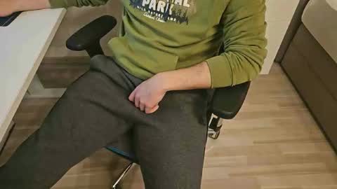 Snapshot of tree1989 chatting on January 5, 7:49 pm tree1989 online show from January 5, 7:49 pm