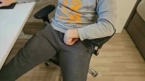 Snapshot of tree1989 chatting on January 6, 8:50 pm tree1989 online show from January 6, 8:50 pm