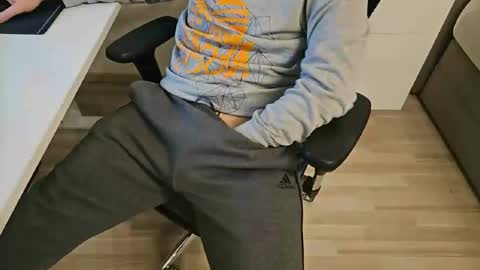 Snapshot of tree1989 chatting on January 6, 11:52 pm tree1989 online show from January 6, 11:52 pm