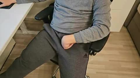 Snapshot of tree1989 chatting on February 6, 6:02 pm tree1989 online show from February 6, 6:02 pm