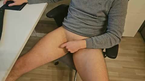 Snapshot of tree1989 chatting on February 8, 12:06 am tree1989 online show from February 8, 12:06 am