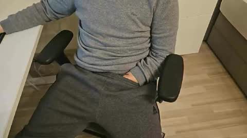 Snapshot of tree1989 chatting on February 8, 6:33 pm tree1989 online show from February 8, 6:33 pm