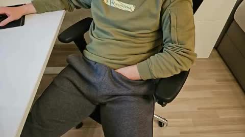 Snapshot of tree1989 chatting on February 10, 6:24 pm tree1989 online show from February 10, 6:24 pm