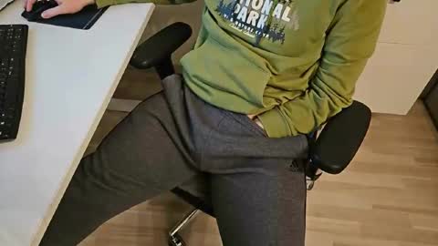 Snapshot of tree1989 chatting on February 17, 6:26 pm tree1989 online show from February 17, 6:26 pm